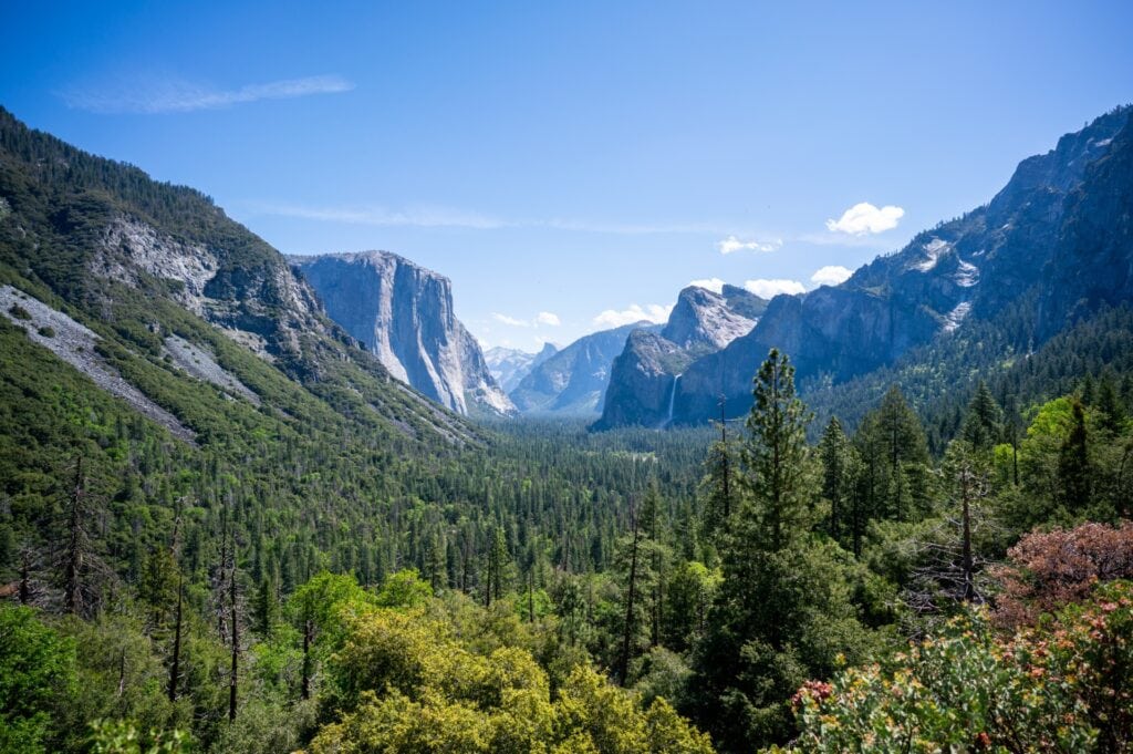An expansive view of Yosemite National Park