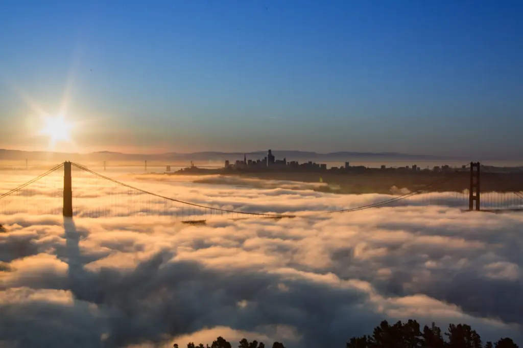 Sunrising over the fog above the goldengate bridge in San Francisco 